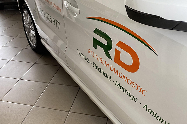 Véhicule Réunirem Diagnostic floqué du logo RD : termites, électricité, métrage, amiante